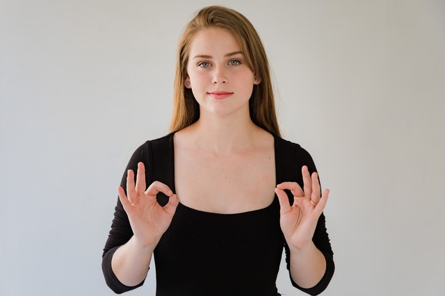 Chica haciendo señas en lengua de signos